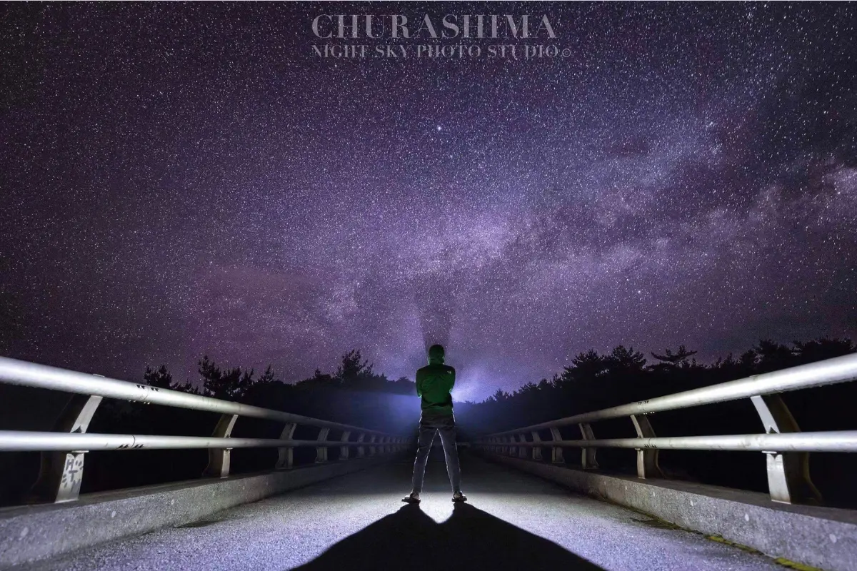 CHURASHIMA NIGHT SKY PHOTO STUDIOの星空フォト。沖縄南部の海辺で星空を背景に撮影したイメージ。