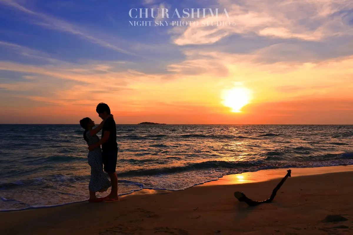 CHURASHIMA NIGHT SKY PHOTO STUDIOのサンセット撮影イメージ1。沖縄南部の海辺で夕景を背景に撮影した写真。