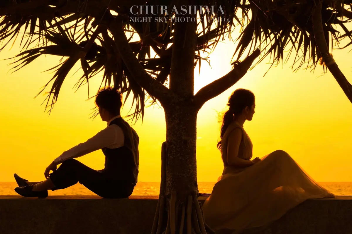 CHURASHIMA NIGHT SKY PHOTO STUDIOのサンセット撮影イメージ10。沖縄の夕景の中で記念撮影を楽しむ雰囲気の写真。