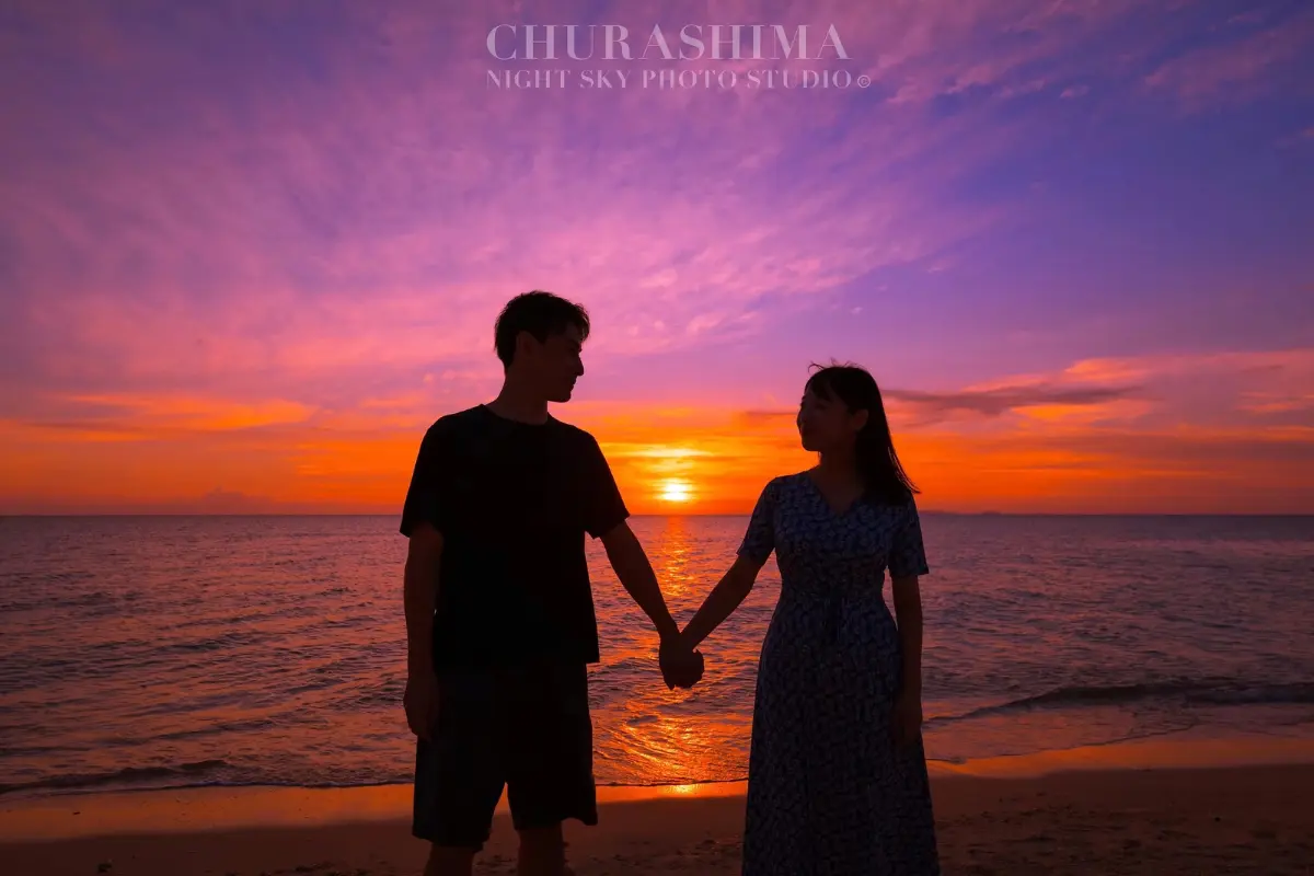 CHURASHIMA NIGHT SKY PHOTO STUDIOのサンセット撮影イメージ11。夕焼けに包まれた海辺での撮影シーン。