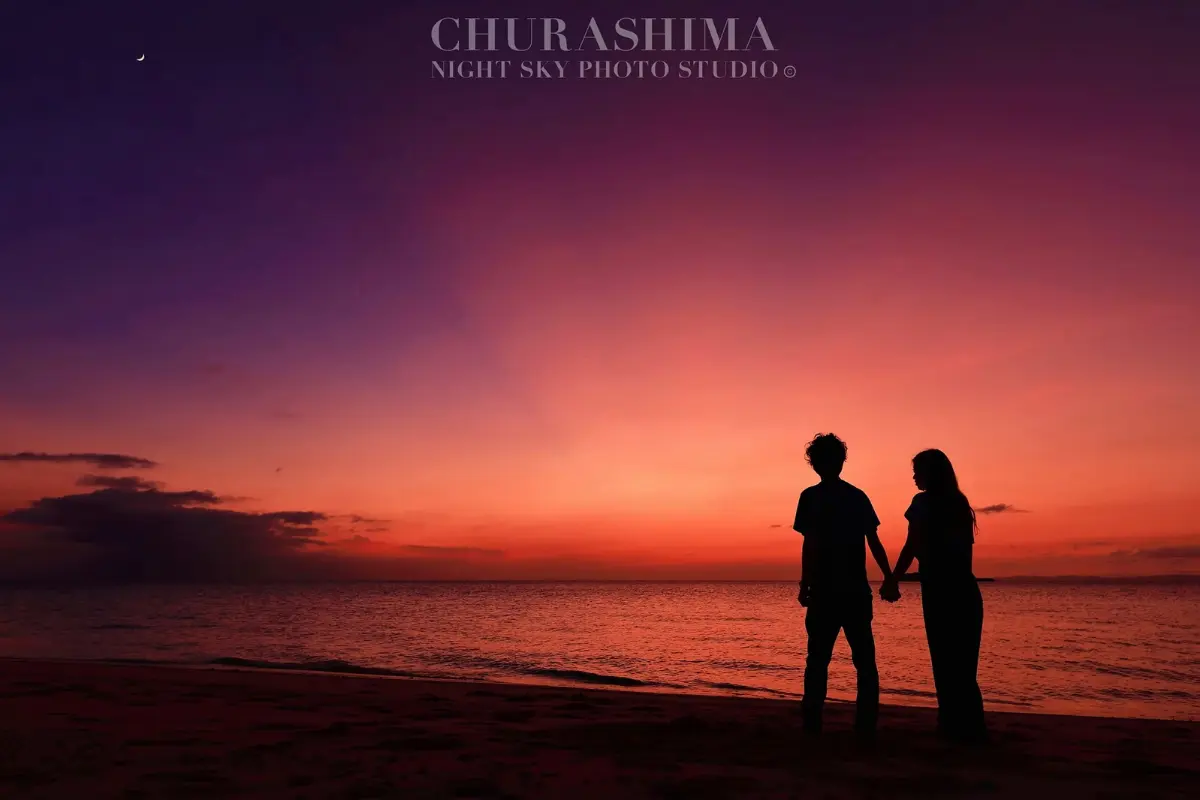 CHURASHIMA NIGHT SKY PHOTO STUDIOのサンセット撮影イメージ3。沖縄の夕景の中で記念撮影を楽しむ雰囲気の写真。