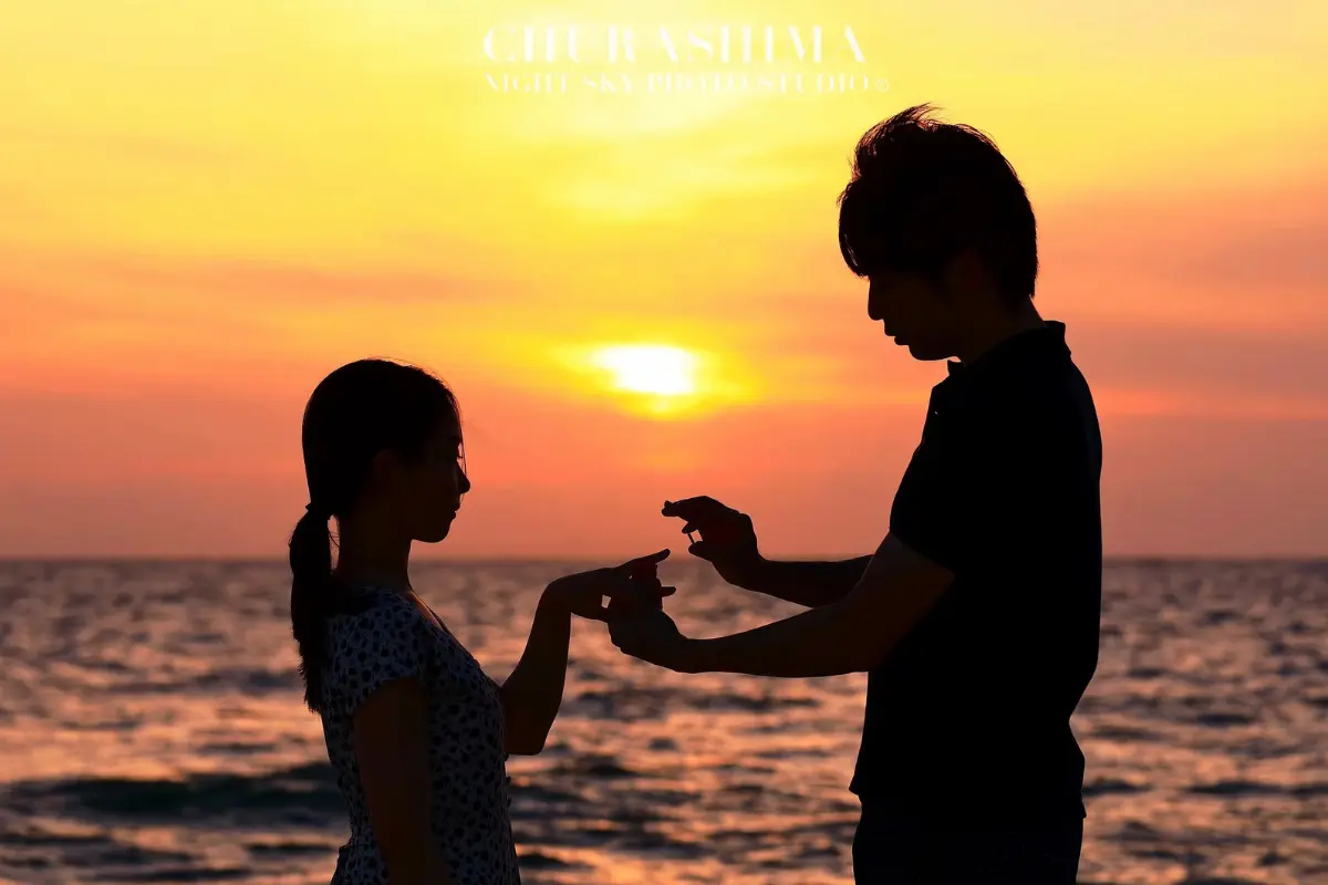 CHURASHIMA NIGHT SKY PHOTO STUDIOのサンセット撮影イメージ4。夕焼けに包まれた海辺での撮影シーン。