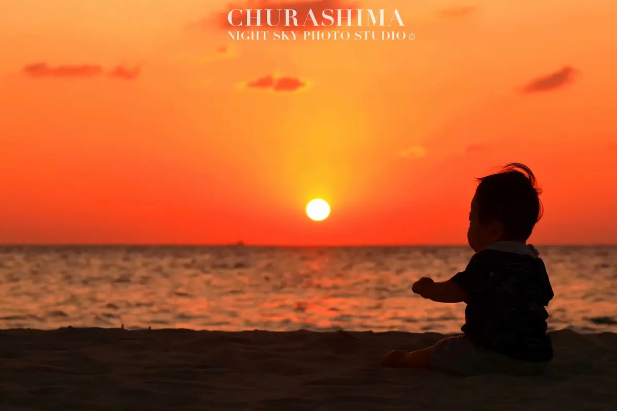 CHURASHIMA NIGHT SKY PHOTO STUDIOのサンセット撮影イメージ5。沖縄南部の海と夕日を背景にしたフォトイメージ。