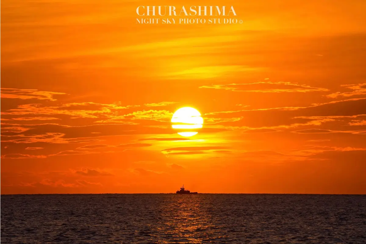 CHURASHIMA NIGHT SKY PHOTO STUDIOのサンセット撮影イメージ8。沖縄南部の海辺で夕景を背景に撮影した写真。