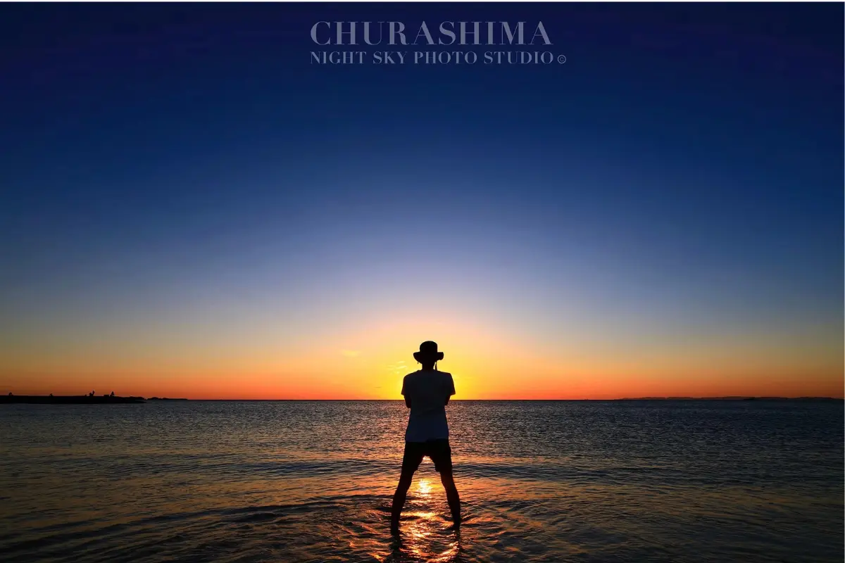 CHURASHIMA NIGHT SKY PHOTO STUDIOのサンセットフォト。沖縄南部の海辺で夕景を背景に撮影したイメージ。