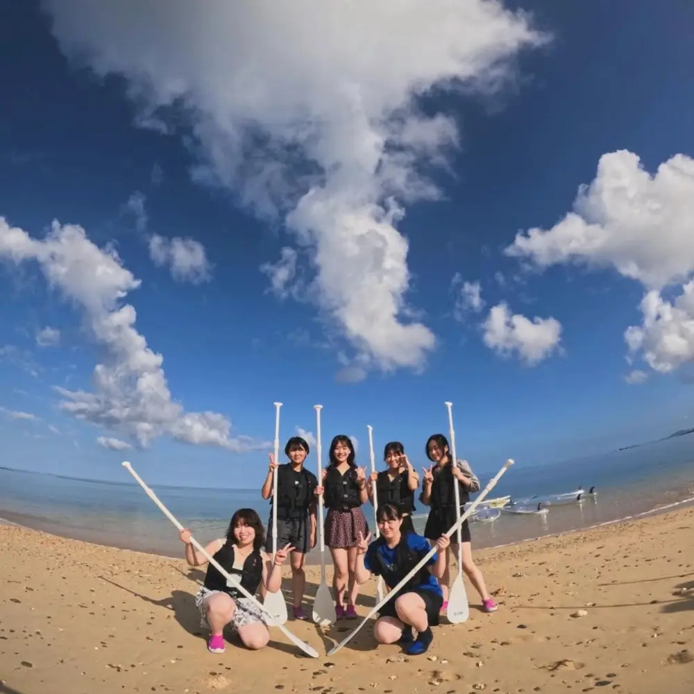 ビーチでみんなで記念撮影しているイメージ（団体参加）