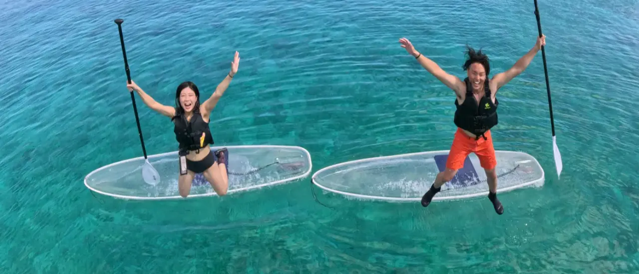 海の上でポーズを決めるクリアSUPの撮影イメージ