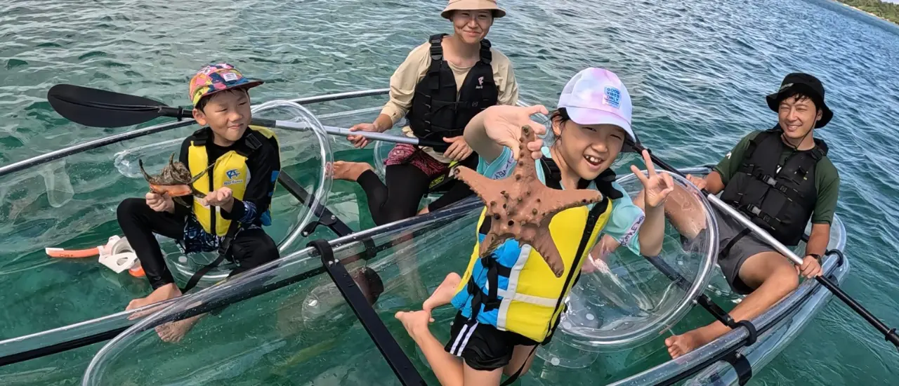 クリアカヤックで海面をゆっくり進むイメージ