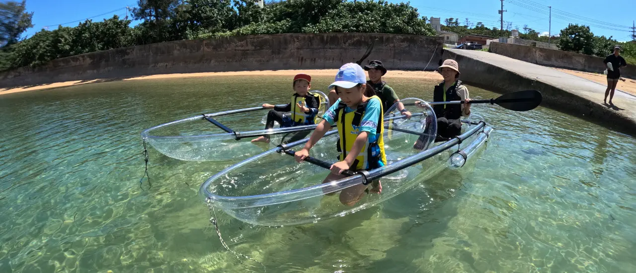 透明な船底から水中をのぞけるクリアカヤックのイメージ