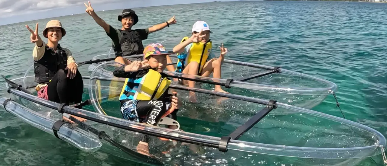 透明度の高い浅瀬でクリアカヤックを楽しむイメージ
