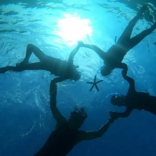 アースシップ沖縄のSUP体験。海の上をゆったり進みながら沖縄の景色を楽しむ様子。