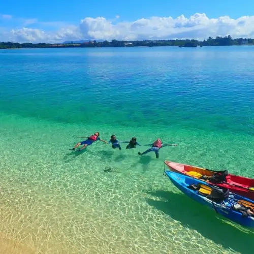 アースシップ沖縄のツアー風景。恩納村の海で思い出を作る自然体験の様子。