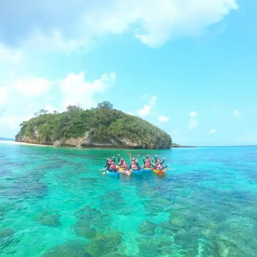 アースシップ沖縄の無人島シーカヤック体験。沖縄の海で自然体験を楽しむ様子。