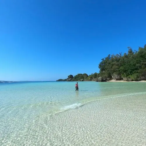 アースシップ沖縄の自然体験。海や島の景色を楽しむアクティビティの様子。