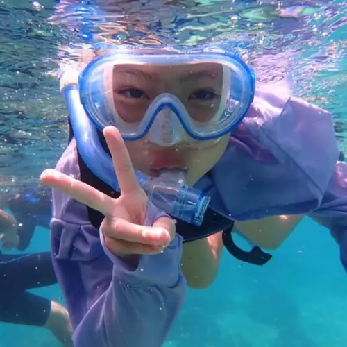 アースシップ沖縄のシーカヤック体験。恩納村の海でカヤックを楽しむ様子。