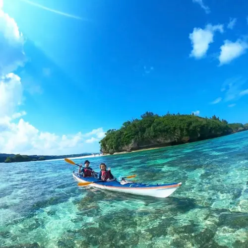 アースシップ沖縄の無人島ツアー。南国らしい海辺で自然を楽しむ様子。