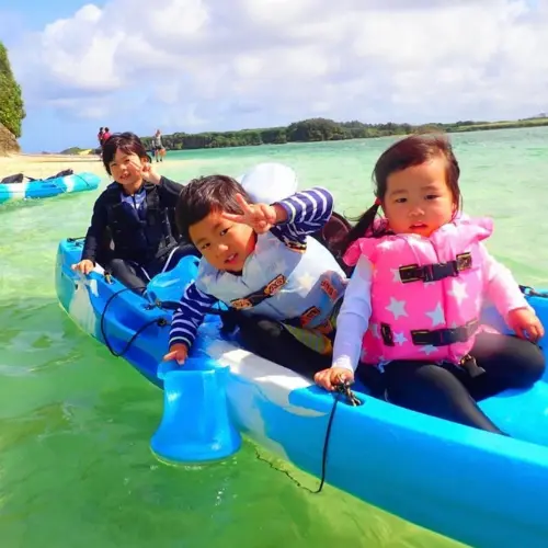 アースシップ沖縄の海あそび。透明感のある沖縄の海で過ごす体験シーン。