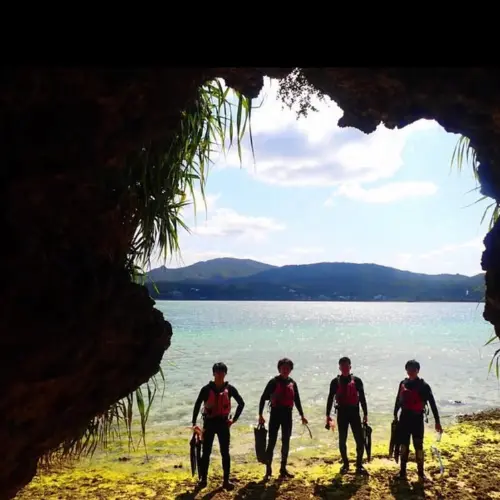 アースシップ沖縄の自然体験ツアー。海やビーチで沖縄らしい時間を楽しむ様子。