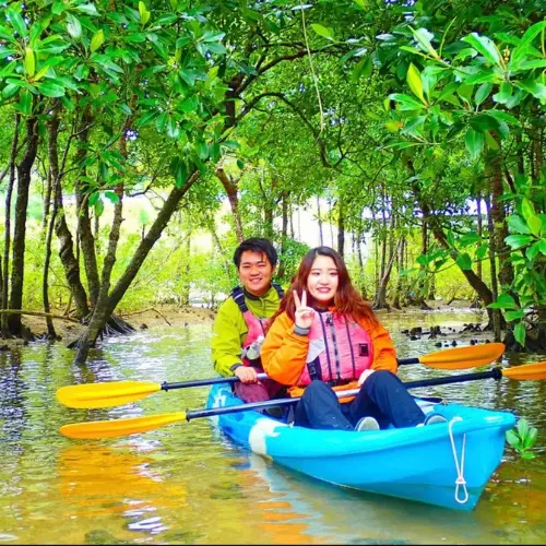 アースシップ沖縄のマングローブカヤック。金武町の自然豊かな川をカヤックで進む様子。
