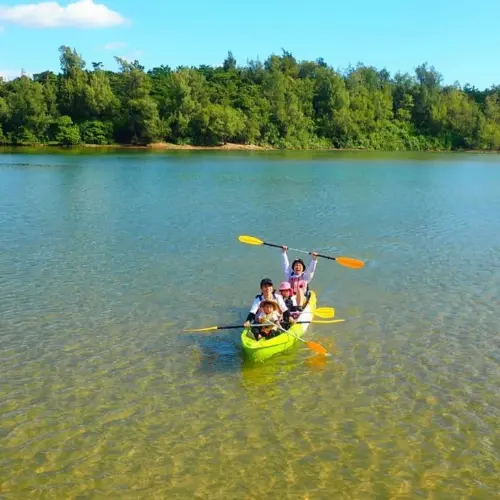アースシップ沖縄のマングローブカヤック。沖縄の自然をガイドと一緒に楽しむツアーの様子。