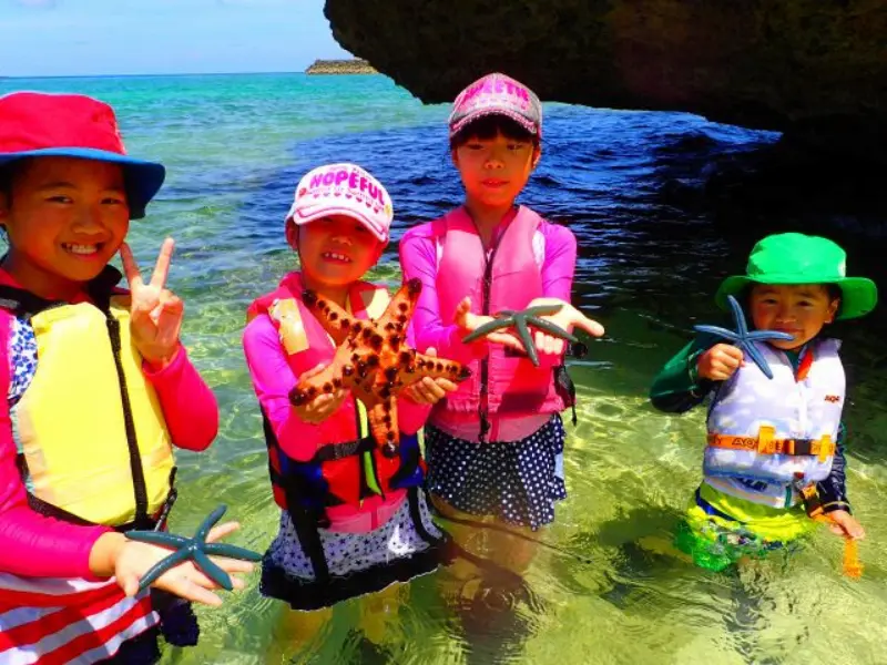 アースシップ沖縄の無人島生き物観察ツアー。干潮時だけ現れる海の景色を歩いて楽しむ様子。