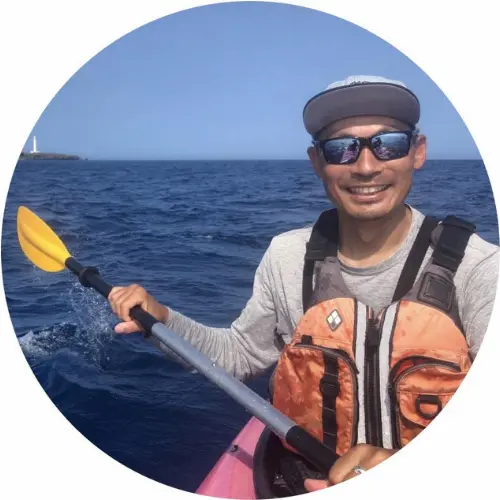 アースシップ沖縄のオーナー古賀新さん。カヤックやSUP、シュノーケリングなど沖縄の自然体験を案内するガイド。