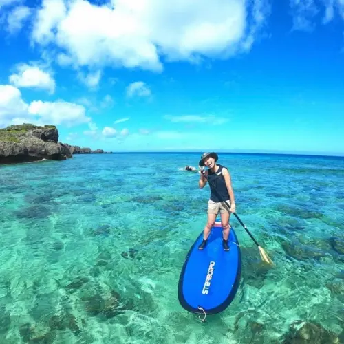 アースシップ沖縄のSUP体験。海の上をゆったり進みながら沖縄の景色を楽しむ様子。