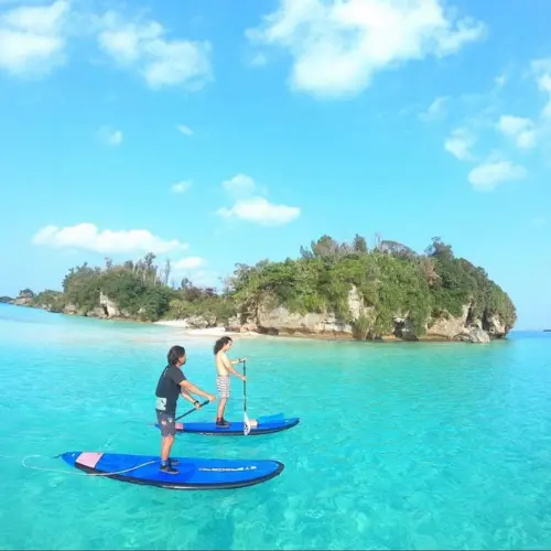 アースシップ沖縄のSUPアクティビティ。カヤックとは違う目線で海を楽しむ様子。