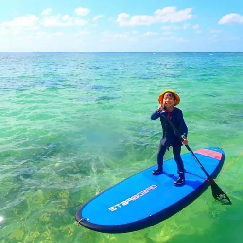 アースシップ沖縄のSUP体験。海上散歩のように沖縄の海を楽しむ様子。