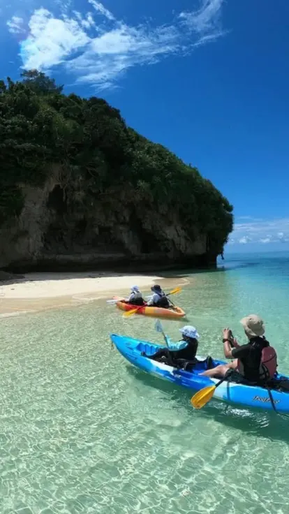 アースシップ沖縄のシーカヤック。恩納村の海を進み、無人島へ上陸する瞬間の様子。