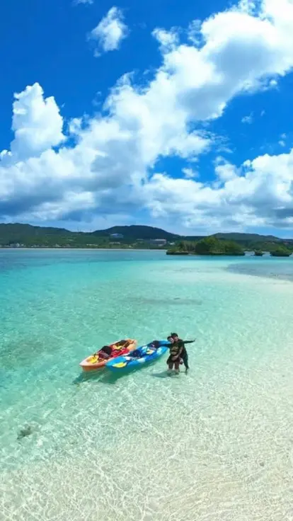 アースシップ沖縄の無人島ビーチ。白い砂浜と青い海が広がる、南国らしい静かな景色。