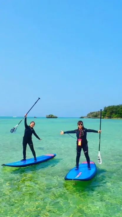 アースシップ沖縄のSUP体験。カヤックとは違う目線で、恩納村の海をゆったり楽しむ様子。