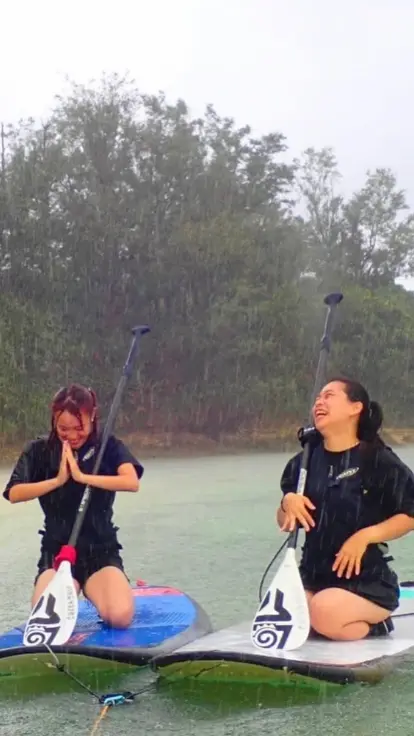 アースシップ沖縄のシーカヤック体験。曇り空の日でも、波が穏やかな海で自然を楽しむ様子。