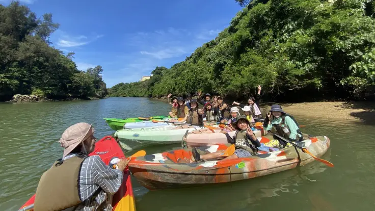 穏やかな川をゆっくり進むリバーカヤック体験の様子