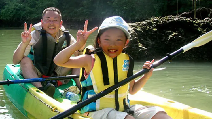 子供も安心して参加しやすいマングローブカヤックツアーの様子