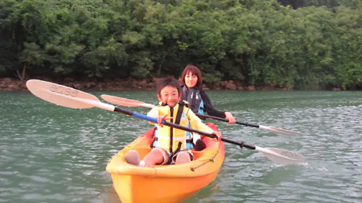 ツアー前にしっかり練習をしてから出発するカヤック体験の様子