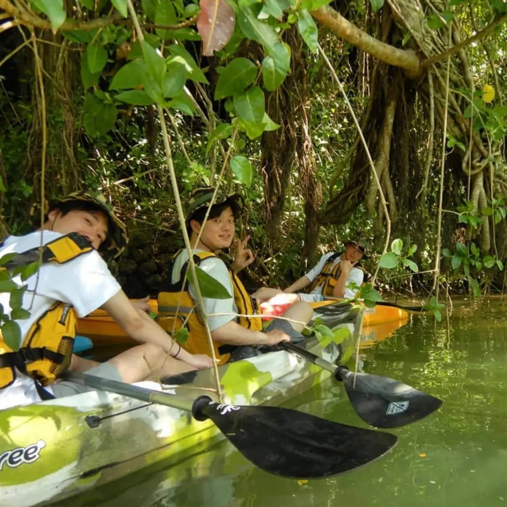 穏やかな比謝川でゆったり進むカヤック体験の風景