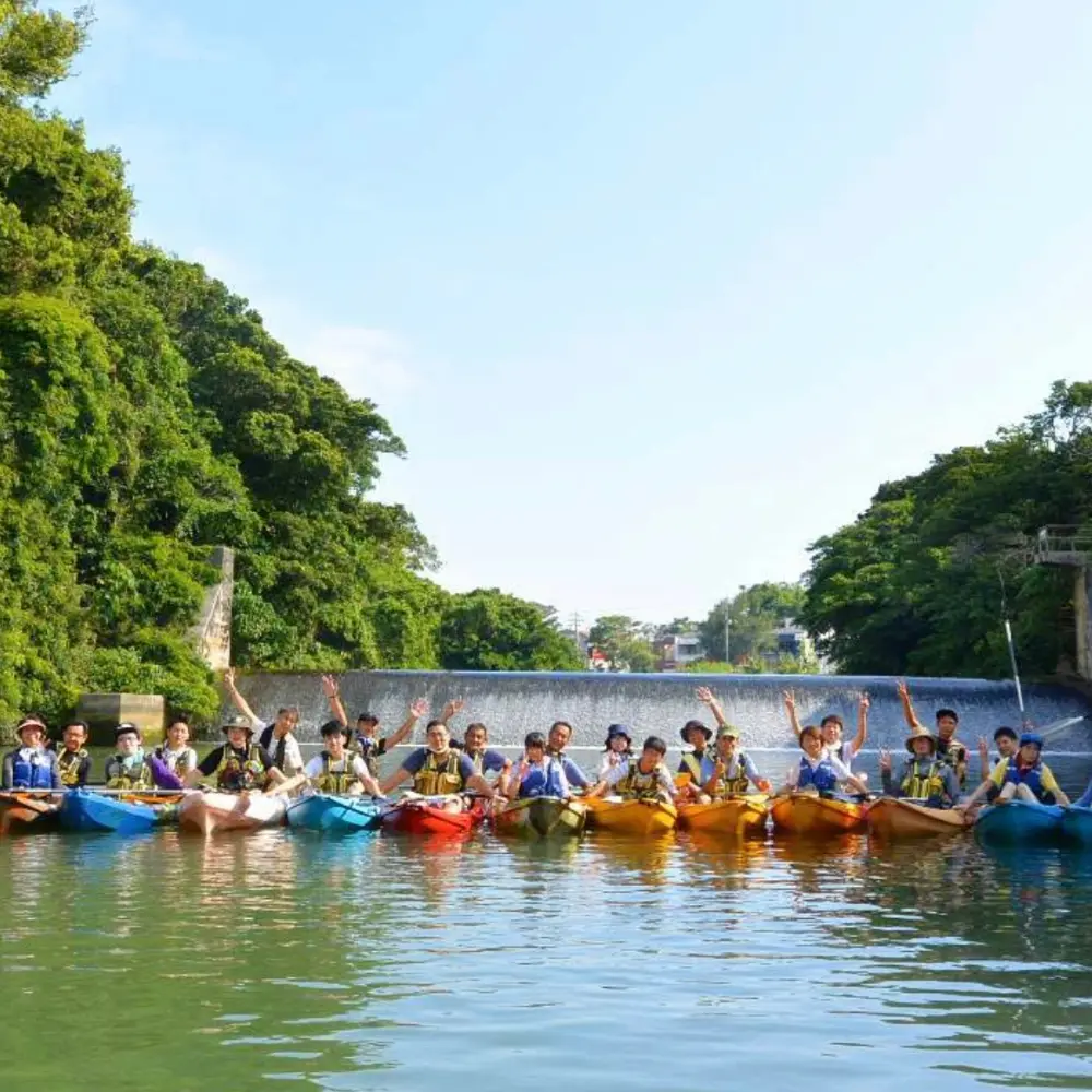 グループでも楽しめるイーズのマングローブカヤックツアーの様子