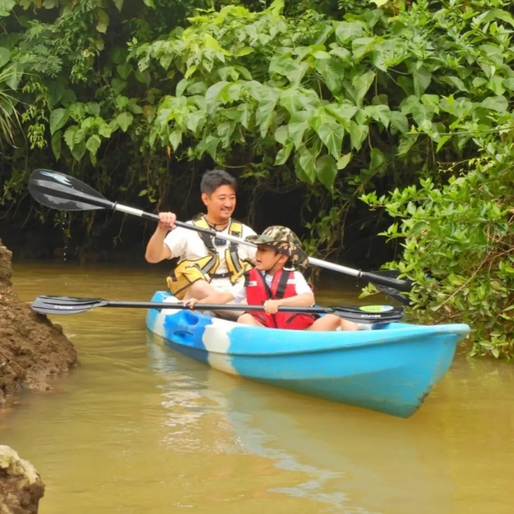 子供が楽しそうに参加しているリバーカヤック体験の様子