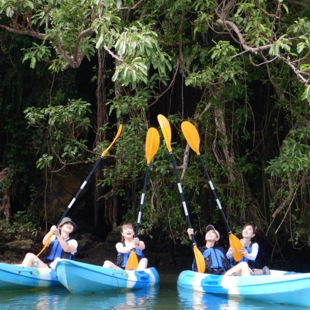 みんなで息を合わせて進むカヤック体験の様子