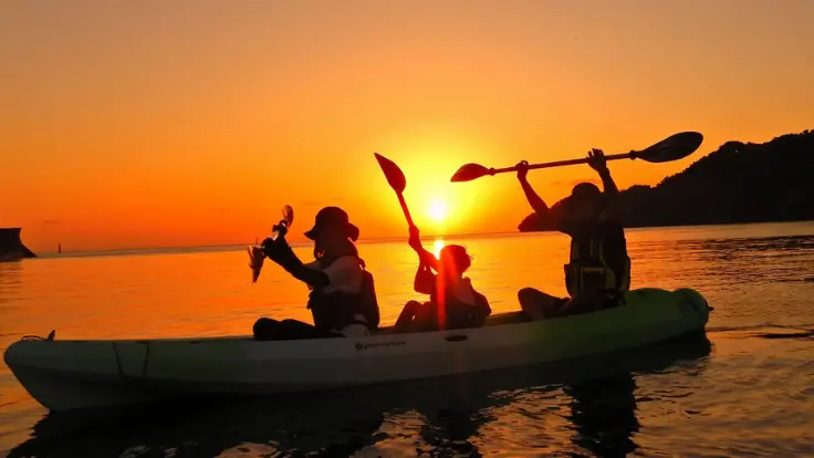 比謝川で夕日を眺めながら楽しむサンセットカヤックの風景