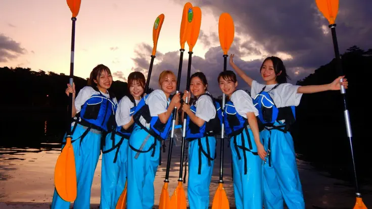 夕焼け空の下でゆったり進むサンセットカヤック体験の様子