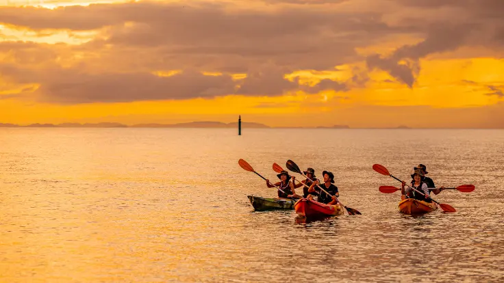 比謝川の水面に夕焼けが映るサンセットカヤックの風景