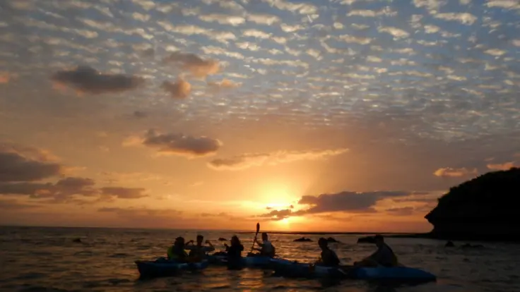 夕日を眺めながら楽しむ比謝川サンセットカヤックツアーの様子