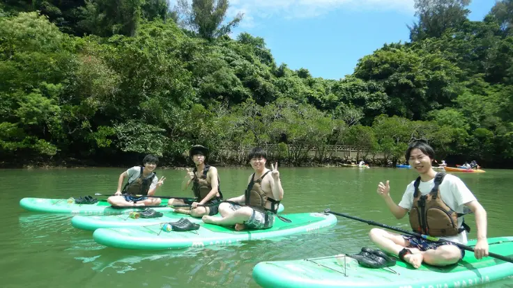 比謝川のマングローブでSUPを楽しむ参加者の様子