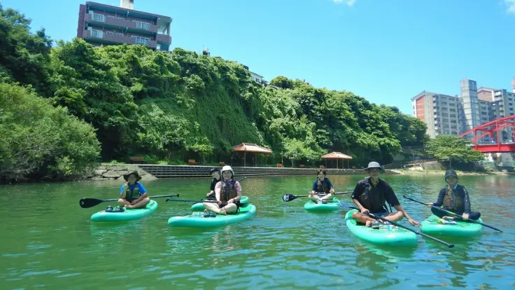 晴れた日に比謝川でSUPを楽しむ爽やかな風景