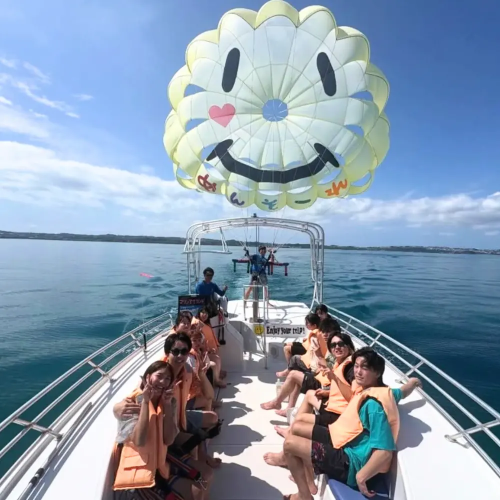 マリンアイランドのにこちゃんパラセーリングで、沖縄の海と空を楽しんでいる様子