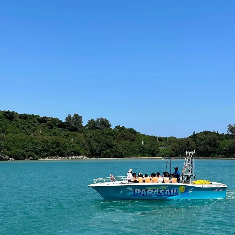 綺麗な海の上を、マリンアイランドのパラセーリング船が出発していく様子