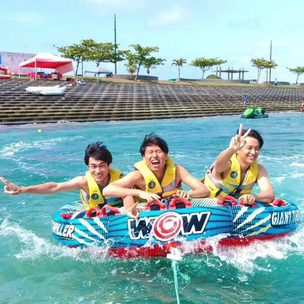 マリンアイランドで、セットで楽しめるマリンスポーツの体験風景