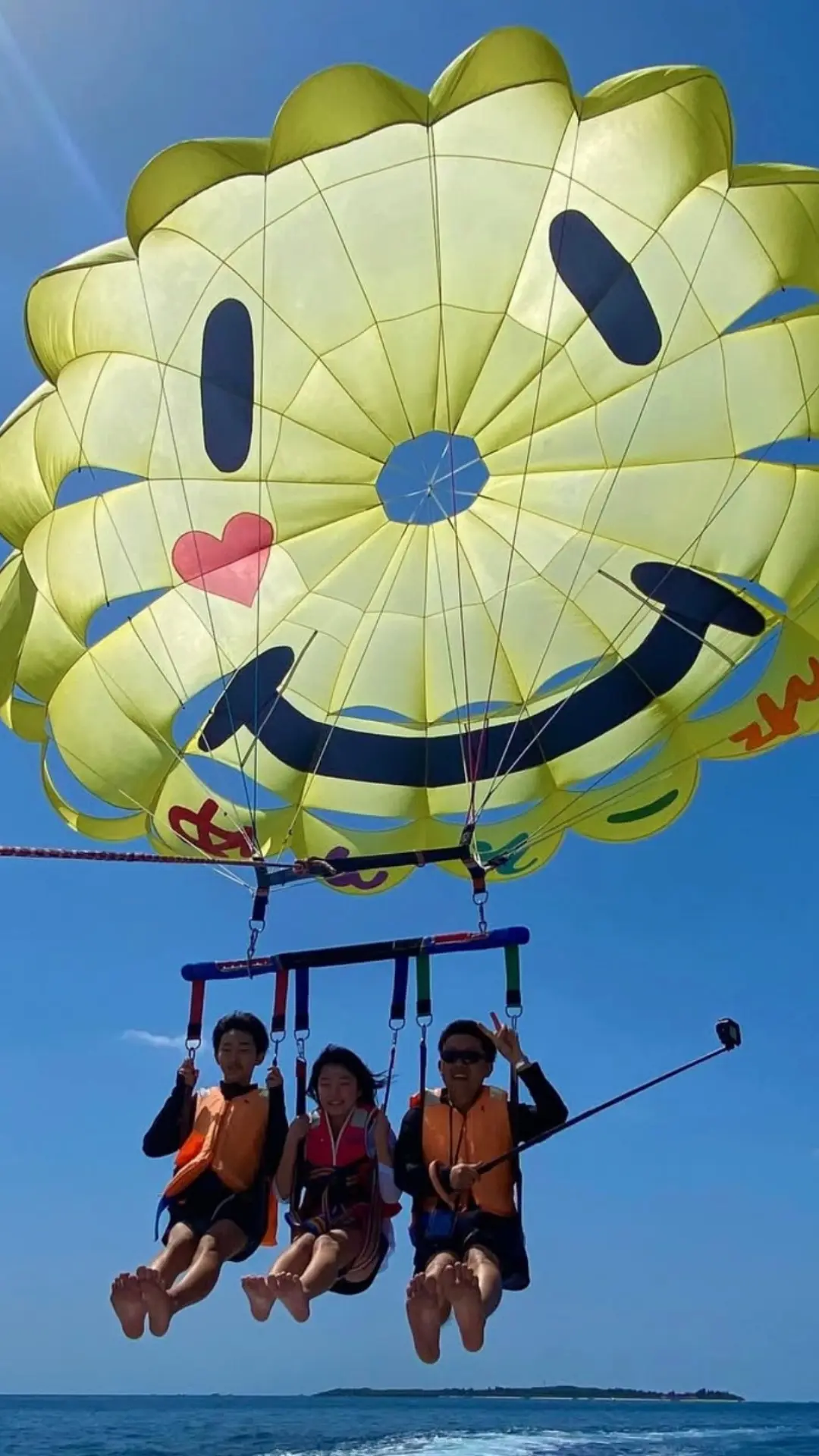 3名で一緒に楽しむマリンアイランドのパラセーリング体験